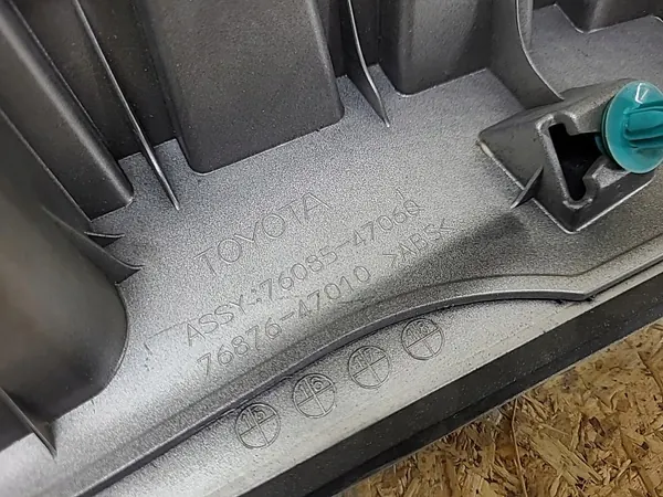 Spoiler porta-malas Toyota OEM 76085-47060 - Usado image 10