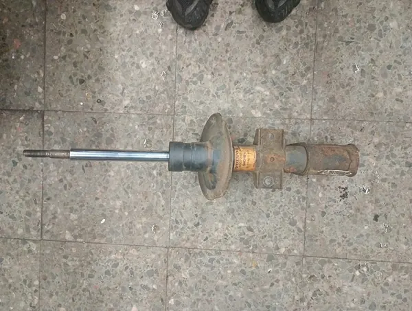 Fram höger stötdämpare Volvo S60 2003 utan fjäder OEM 8667248a image 2