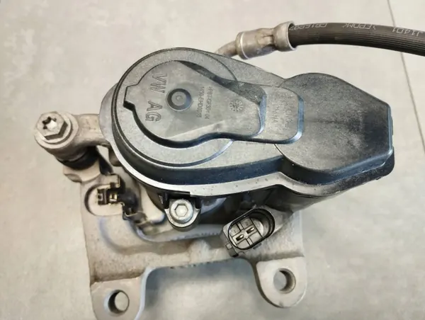 Serre-joint arrière droit Volkswagen Tiguan III OEM 3WA615406 image 3