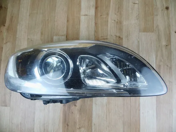 Oikea etuvalo Volvo S60 II V60 Xenon image 4
