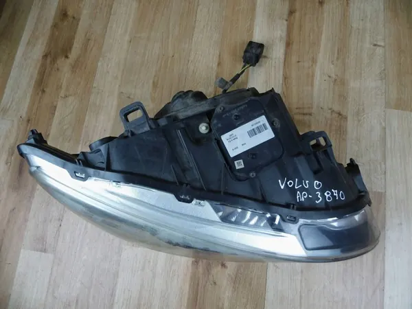 Oikea etuvalo Volvo S60 II V60 Xenon image 5