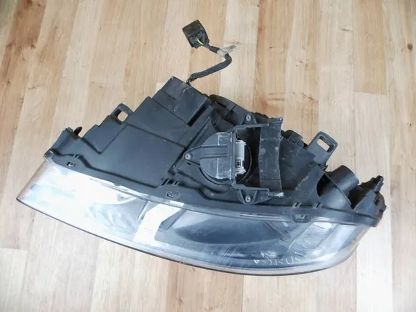 Oikea etuvalo Volvo S60 II V60 Xenon image 8