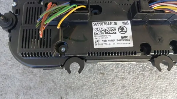 Skoda Karoq ilmastointipaneeli OEM 565907044cm - Käytetty image 3