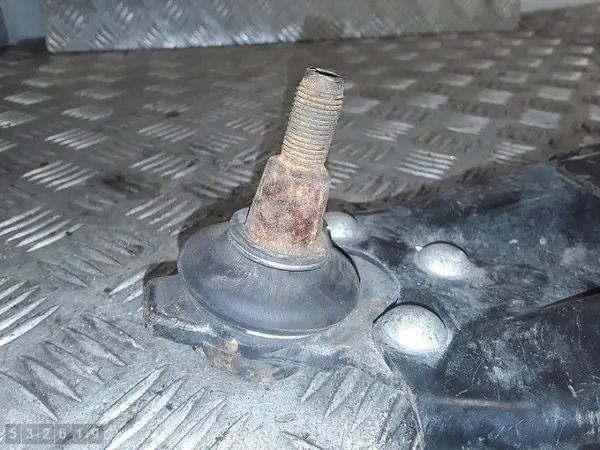 2013 Dacia Duster Suspension Arm 1500 diesel OEM AM-532619 image 5