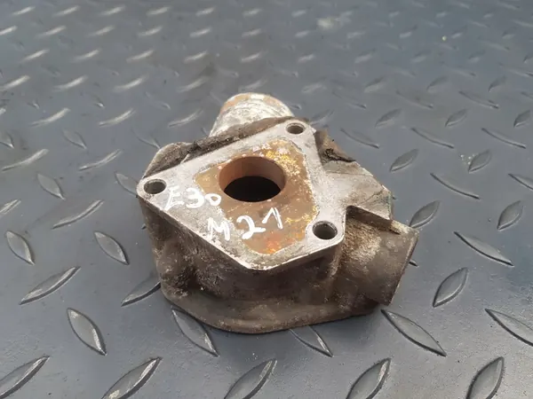 Carcasa de termostato 2 241 122 BMW E30 324d M21 image 2