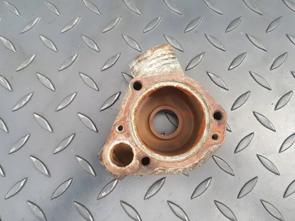 Carcasa de termostato 2 241 122 BMW E30 324d M21 image 3