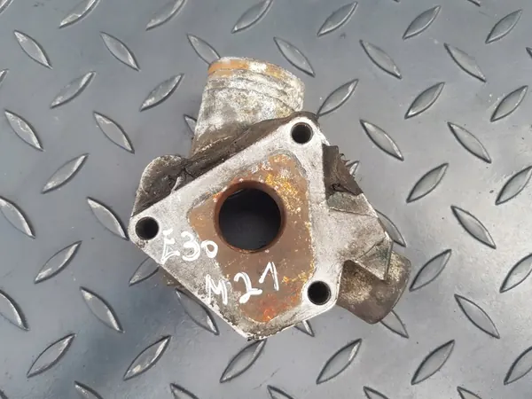 Carcasa de termostato 2 241 122 BMW E30 324d M21 image 4