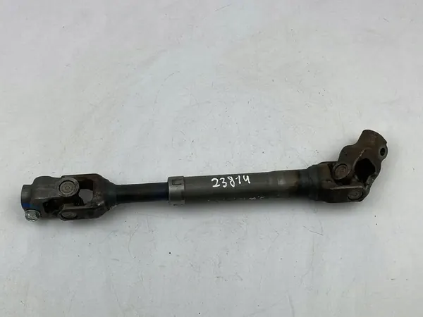 2011 Toyota Auris 150 Universal Joint Drive Shaft / Cross image 1
