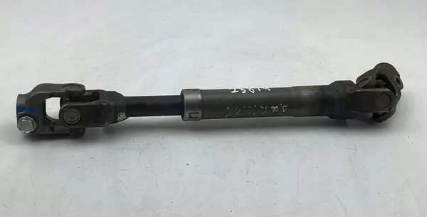 2011 Toyota Auris 150 Universal Joint Drive Shaft / Cross image 2