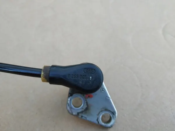 Sensor ABS dianteiro esquerdo OEM 0265001283 Mercedes W124 image 3