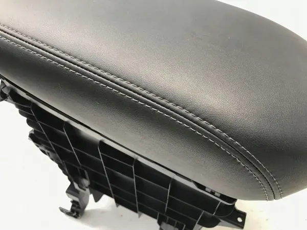 Honda ZR-V 2023 keskikonsolin käsinoja OEM 834003Y0H0 image 3