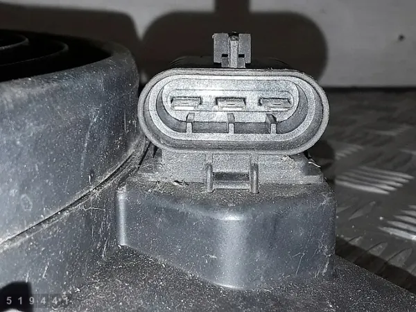 Opel Astra G Jäähdytinpuhallin OEM 9133063 diffuusorilla image 3