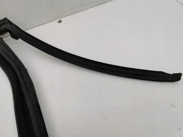 Joint de vitre porte arrière gauche Jeep Cherokee 2015 OEM AMD138657 image 3