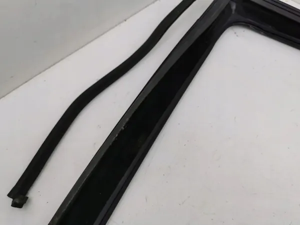 Joint de vitre porte arrière gauche Jeep Cherokee 2015 OEM AMD138657 image 6