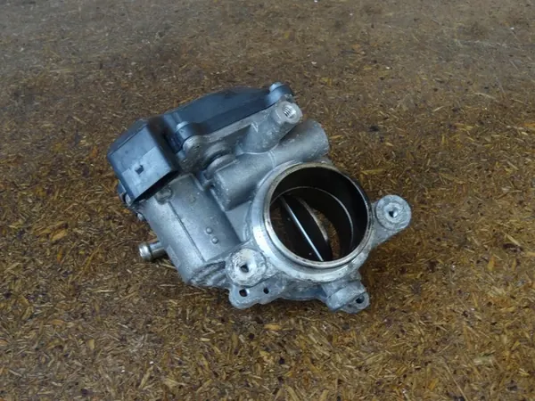 Corpo de borboleta AUDI A3 8V GOLF VII LEON III 2.0 TDI 04L128063H image 2