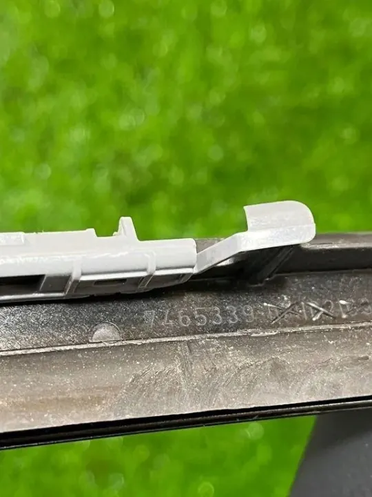 BMW X6 G06 Moldura Janela Esquerda OEM 7465339 image 5