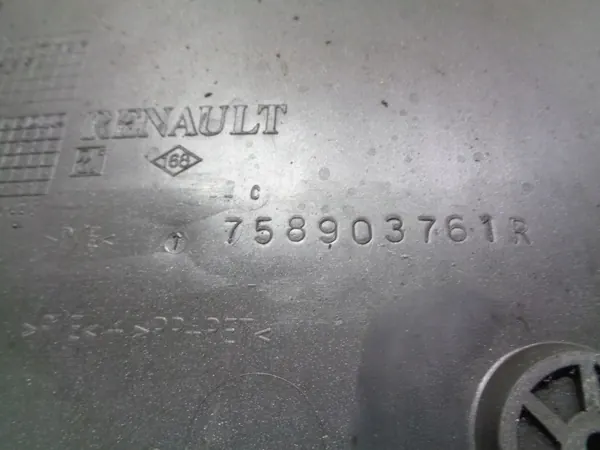 Escudo motor Renault Master OEM 758903761R - Usado image 3