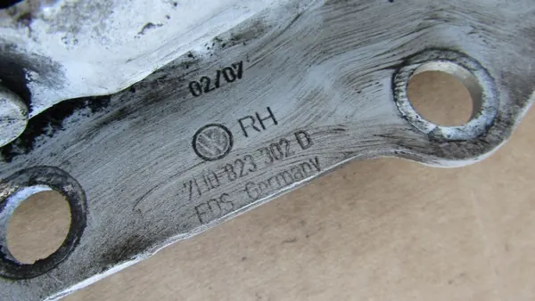 Charnières de capot VW T5 LB9A - Pièces d'occasion OEM image 3