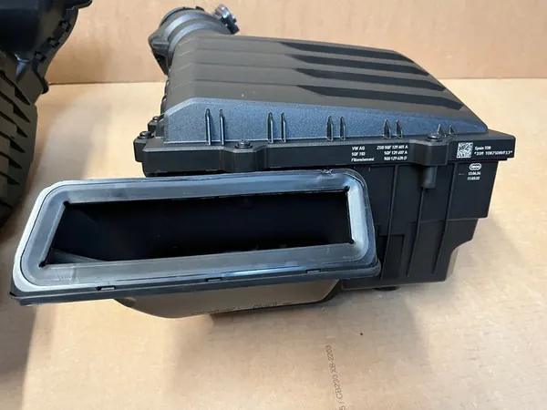 Ilmansuodattimen kotelo Audi Q3 83A Audi A3 8Y0 OEM image 2