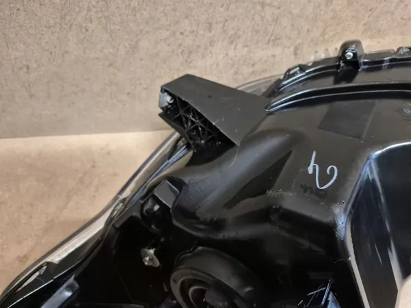 Faros derecho Mitsubishi L200 Europa 8301C730 image 7