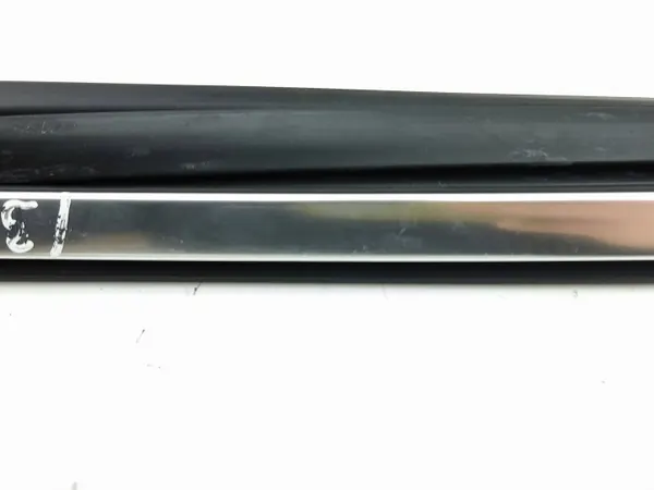 Joint de vitre porte arrière droite OEM 83A839432 image 3