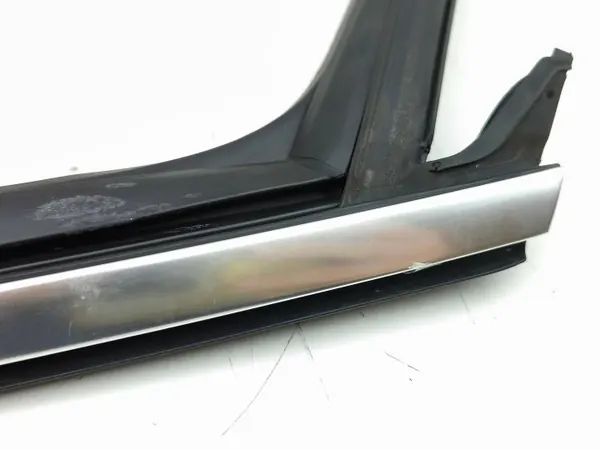 Joint de vitre porte arrière droite OEM 83A839432 image 4