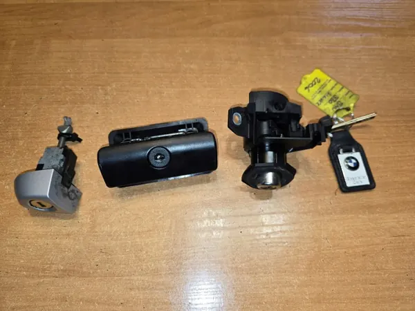 BMW 3 E92 Forro Cerradura Puerta OEM - Usado image 2