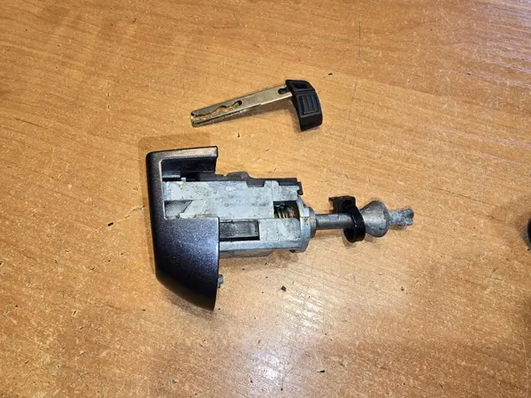 BMW 3 E92 Forro Cerradura Puerta OEM - Usado image 10