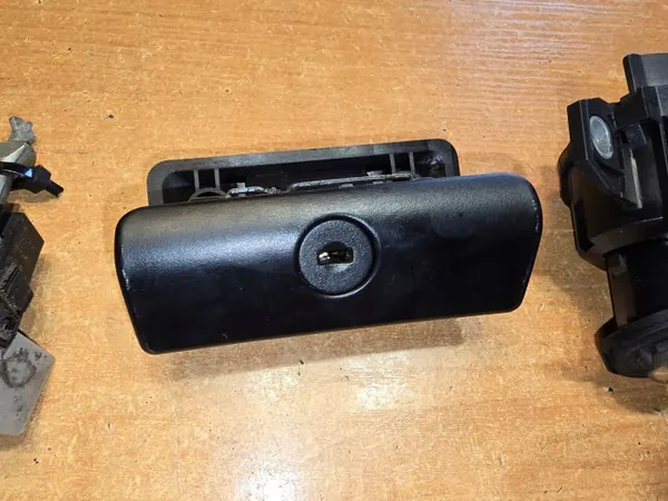 BMW 3 E92 Forro Cerradura Puerta OEM - Usado image 4