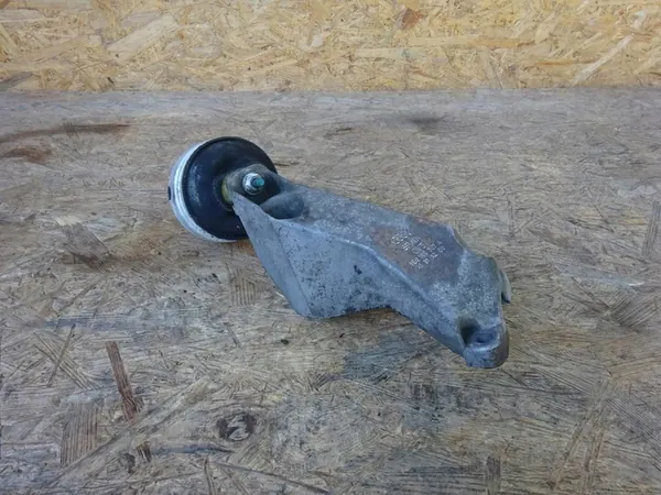 AUDI A4 B7 2.0 TFSI Engine Mount Left 8E0199307A image 2