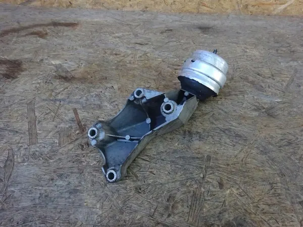 AUDI A4 B7 2.0 TFSI Engine Mount Left 8E0199307A image 3