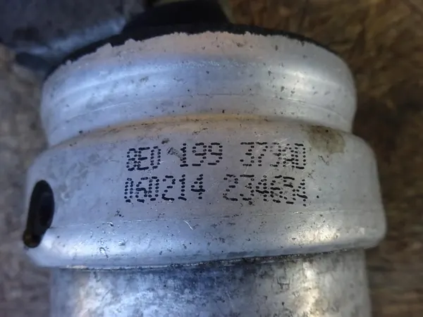 AUDI A4 B7 2.0 TFSI Engine Mount Left 8E0199307A image 5