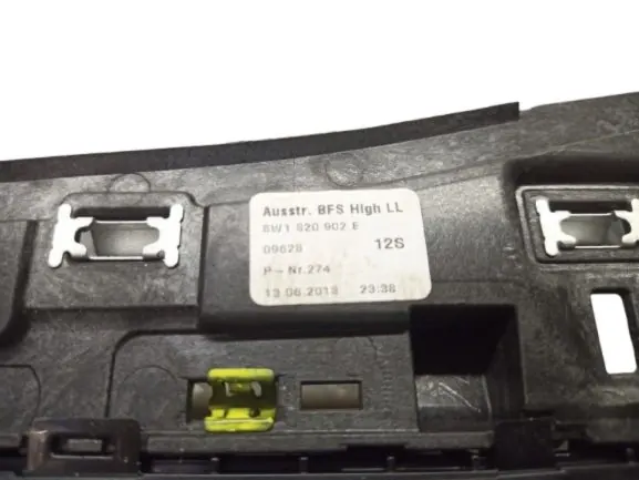 Audi A5 2018 Rejillas Salpicadero OEM 8W1820902E image 3