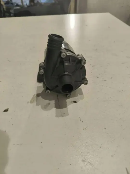 Bomba de agua Mercedes-Benz OEM 0005000386 - Usada image 2