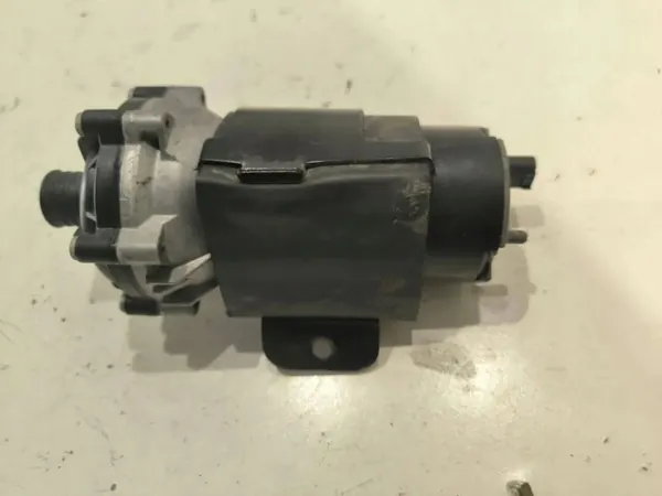 Bomba de agua Mercedes-Benz OEM 0005000386 - Usada image 10