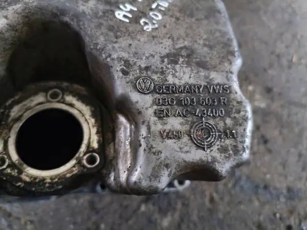 Oljetank CAG 03G103603R Audi A4 B8 2.0 TDI image 3