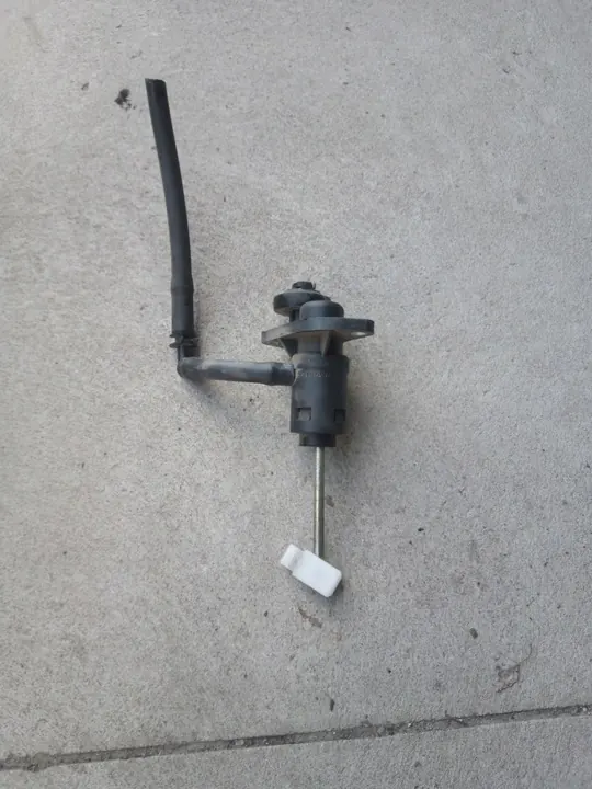 Audi A4 B6 kytkinpumppu manuaali 8E1721401S image 3