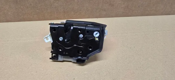 AUDI A3 A4 A5 Höger Framdörrslås OEM 8X1837016C image 2