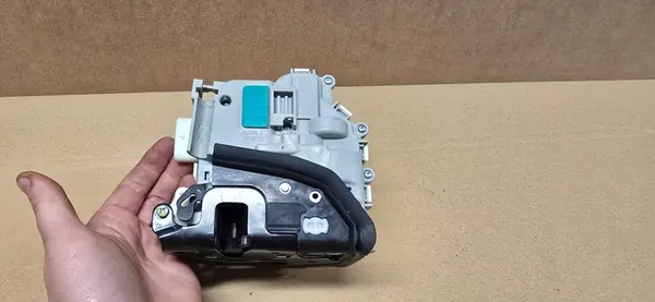 AUDI A3 A4 A5 Höger Framdörrslås OEM 8X1837016C image 3