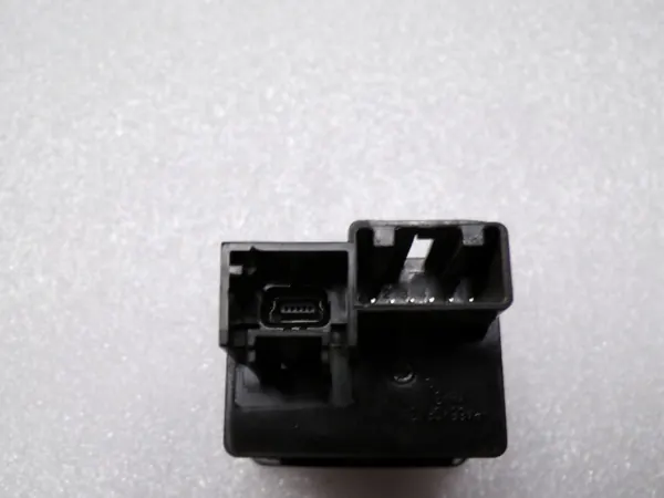 AUX-pistorasia Opel Insignia A OEM 13599456 image 3
