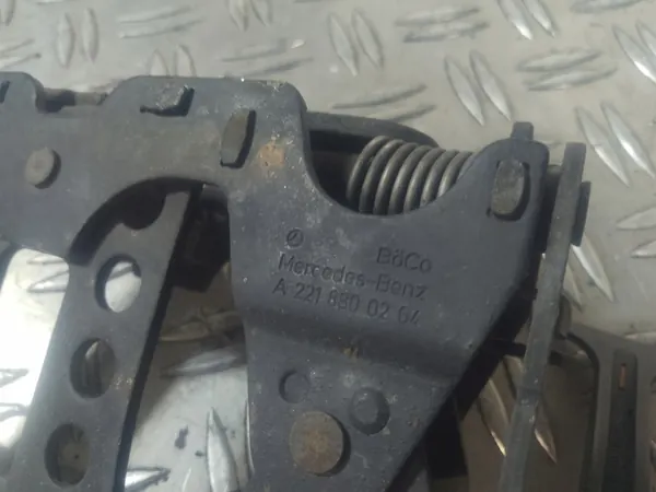 Mercedes S W221 06- Hood Lock A2218800264 image 3