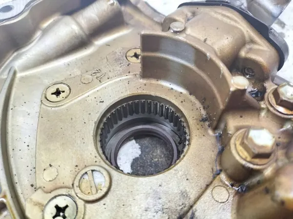 Couvercle de pompe à huile OEM 1060A129 Mitsubishi ASX image 7