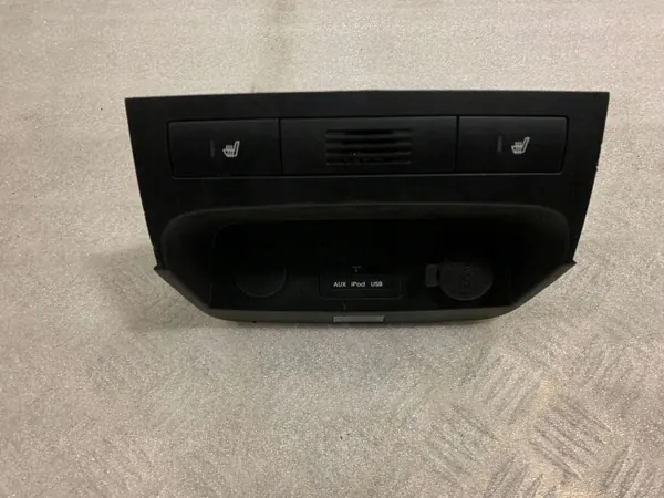 Kia Sorento 2012 USB-Anschluss OEM 933002P030 image 2