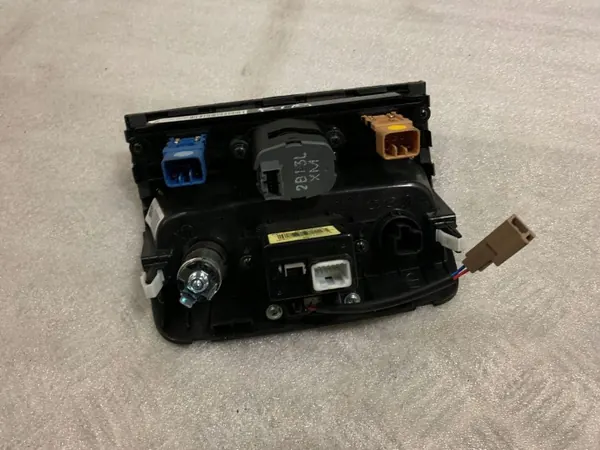 Kia Sorento 2012 USB-Anschluss OEM 933002P030 image 3