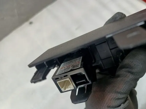 OEM 280239782R Porta USB e Tomada 12V para Dacia Sandero image 3