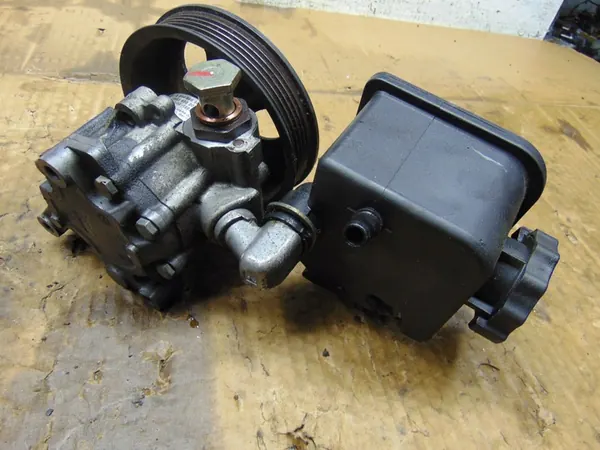 Servostyrningspump Mercedes E-Klass W211 2.6 V6 image 2