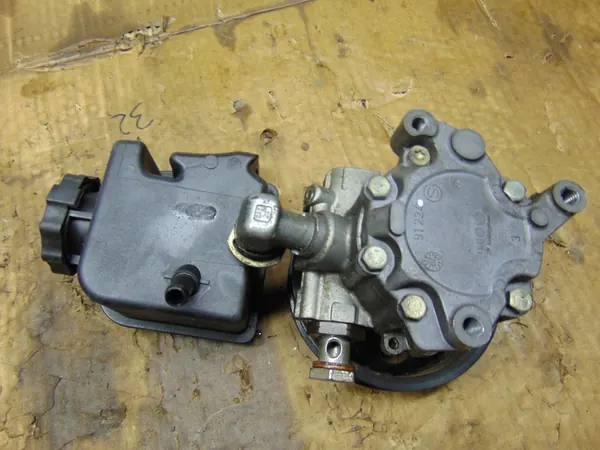 Servostyrningspump Mercedes E-Klass W211 2.6 V6 image 4