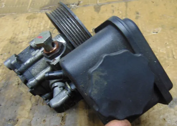 Servostyrningspump Mercedes E-Klass W211 2.6 V6 image 6