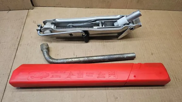 Audi A2 driehoek sleutelhefboom OEM 8Z0011031A image 2