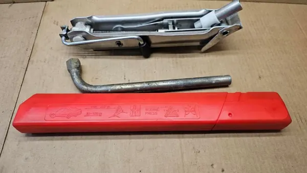Audi A2 driehoek sleutelhefboom OEM 8Z0011031A image 3